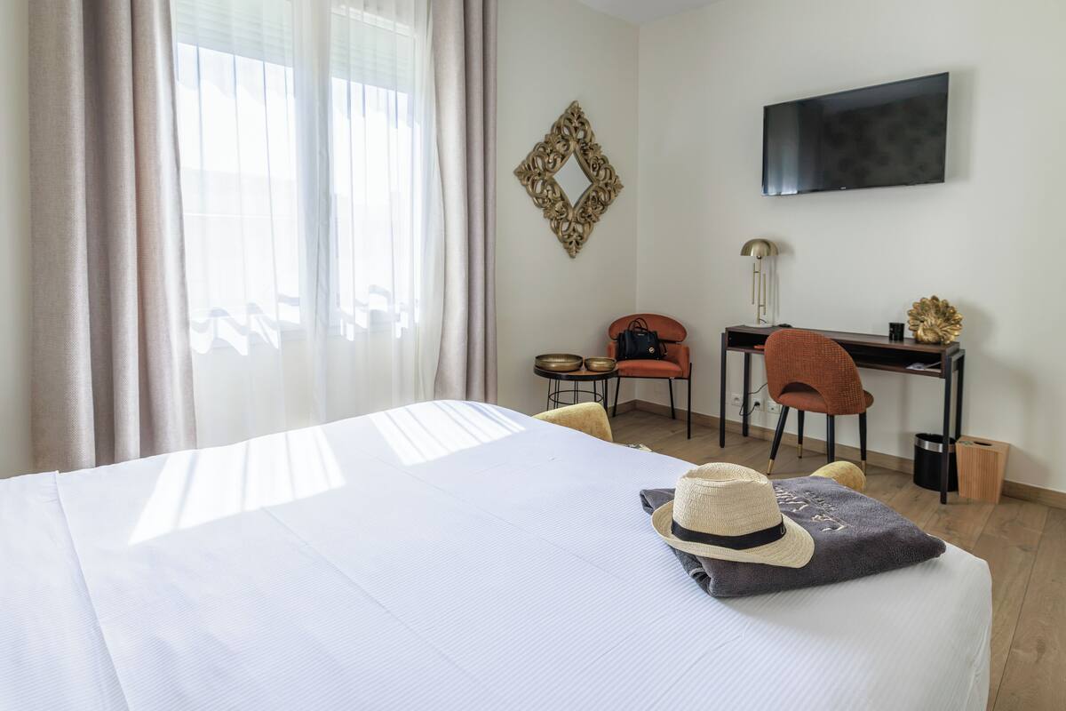 Ropa de cama de alta calidad y minibar 