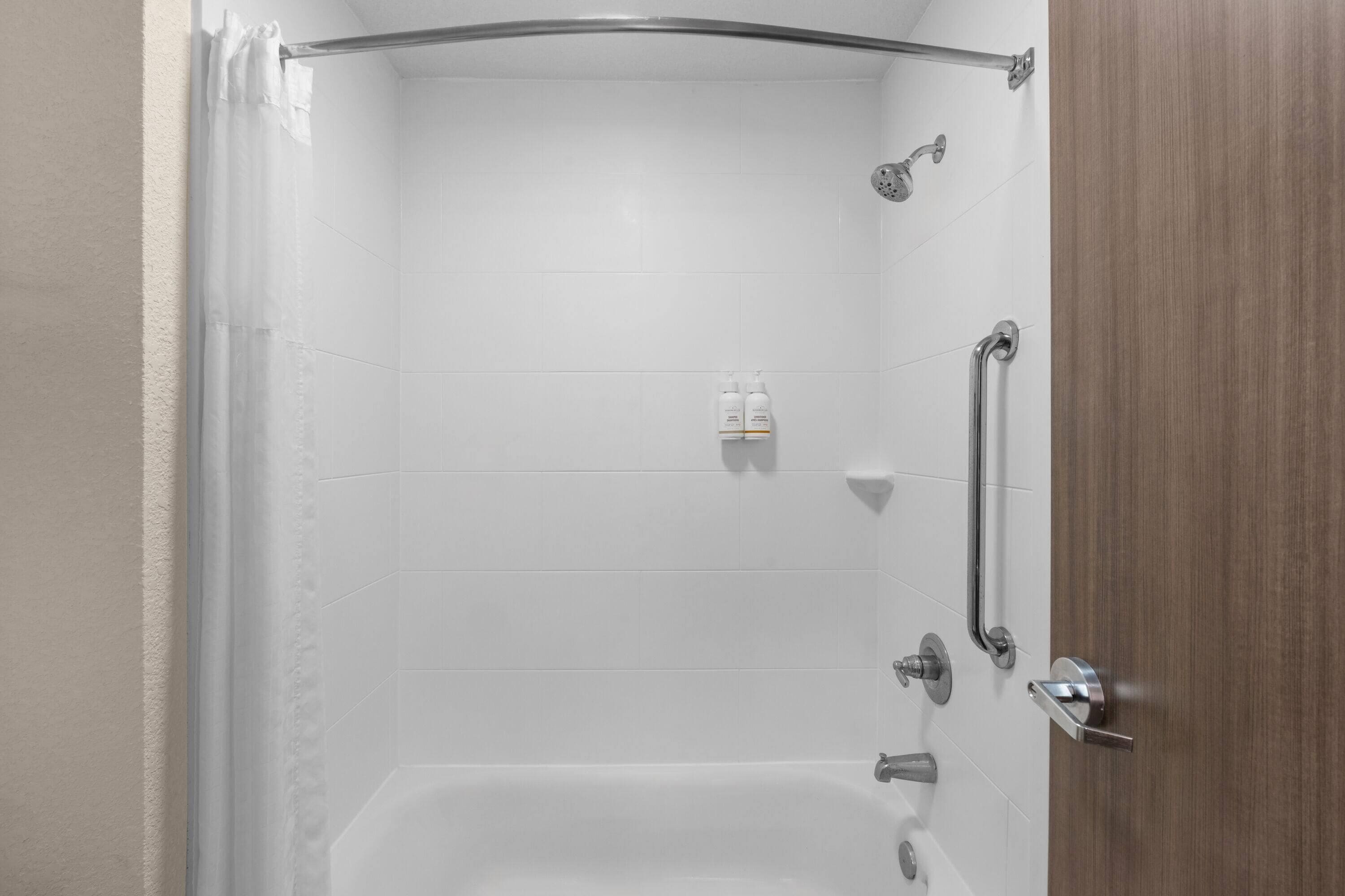 Duschwanne, kostenlose Toilettenartikel, Haartrockner, Handtücher