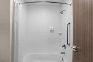 Combined shower/tub, free toiletries, hair dryer, towels
