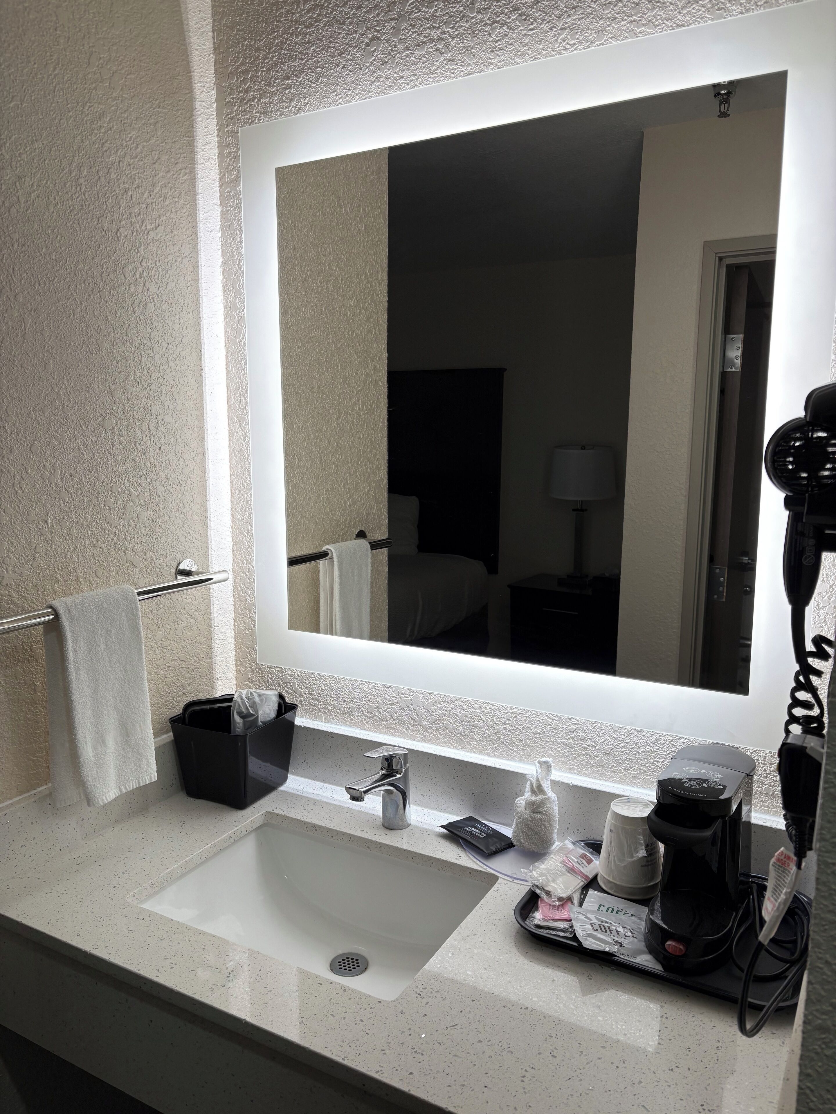 Safe på rommet, skrivebord og skrivebord for bærbar PC