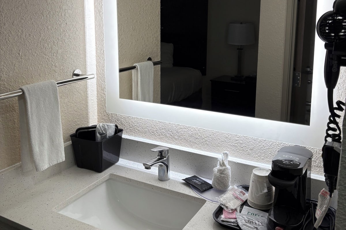 Caja de seguridad en la habitación y escritorio