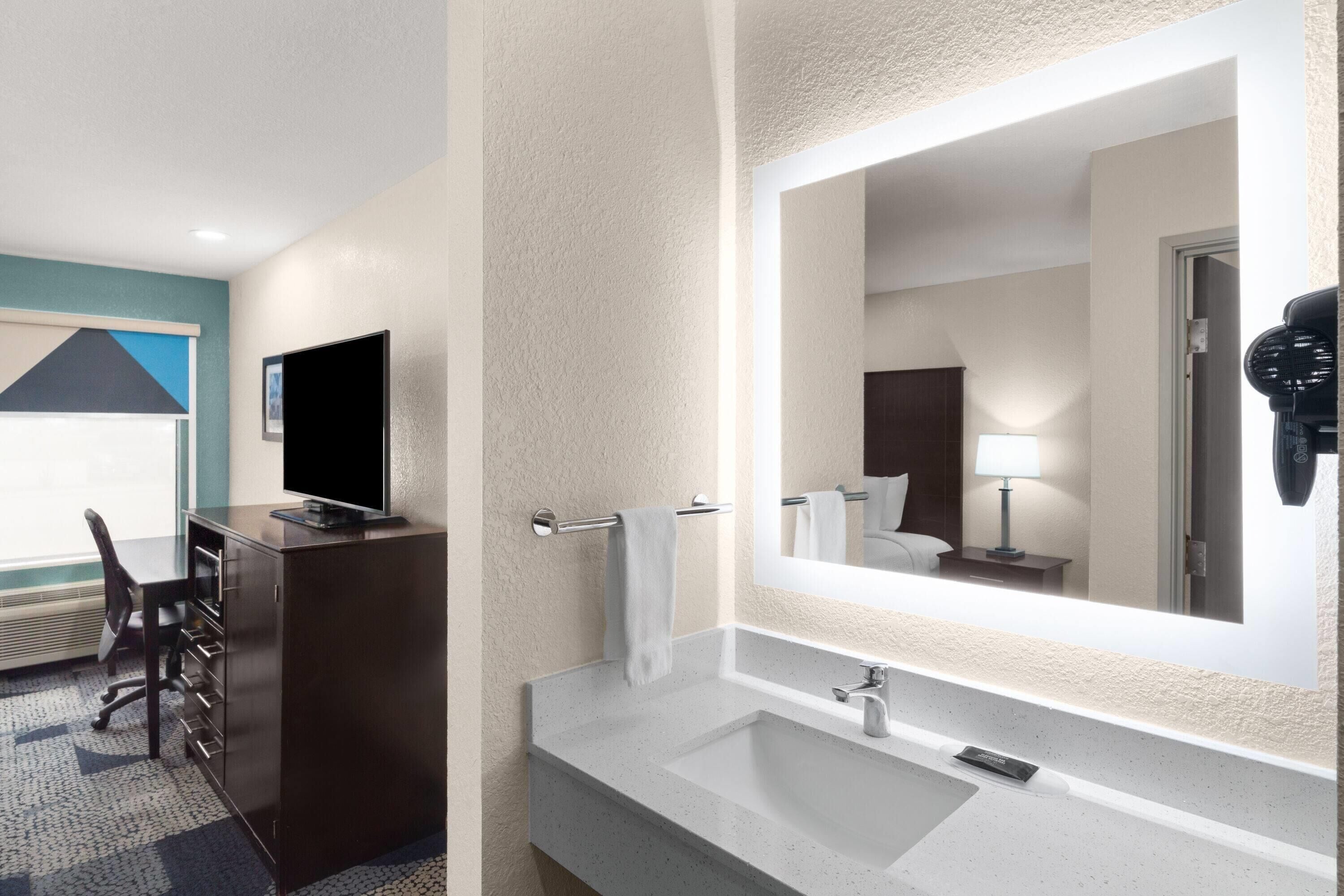 Combined shower/bathtub, free toiletries, hair dryer, towels