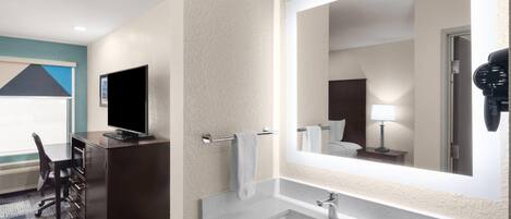 Tina con regadera, amenidades de baño gratuitas, secadora de cabello
