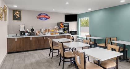 Baymont by Wyndham Iowa Lake Charles
