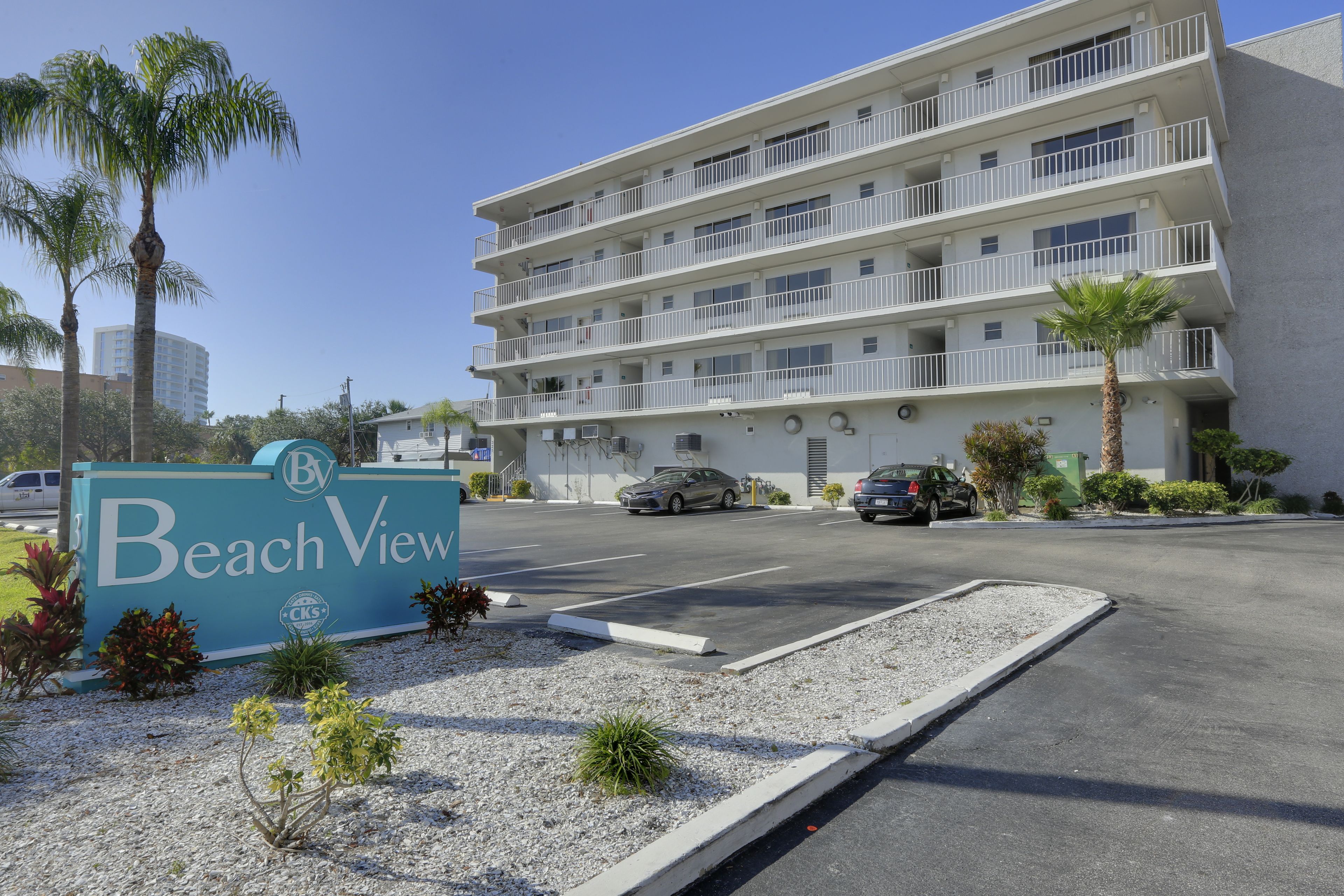 Et hotel med flere etager og et skilt, der siger "Beach View".