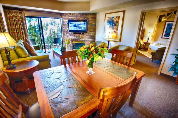 TV, DVD player - Ridge Pointe (Stateline)