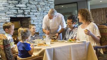 2 restaurants; breakfast and lunch served