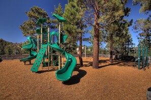 Children’s play area – outdoor - Ridge Pointe (Stateline)