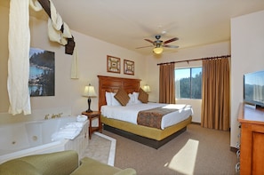 Hypo-allergenic bedding, in-room safe, blackout drapes - Ridge Pointe (Stateline)