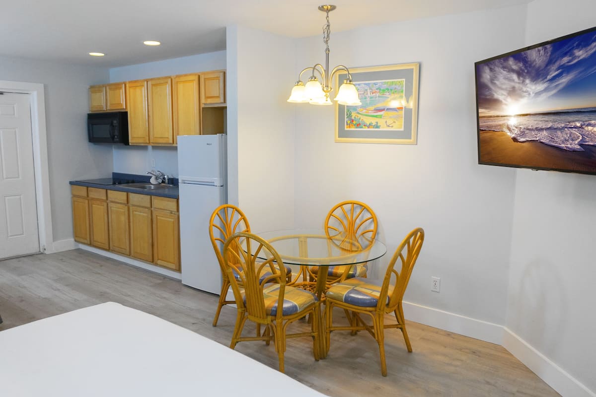 deluxe studio suite, 2 double beds | in-room dining