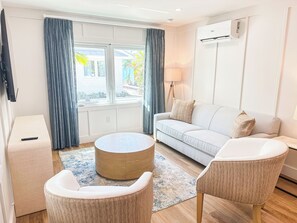 Offshore King Suite(Family Friendly, Not Pet Friendly) | Living area | 50-inch TV with cable channels
