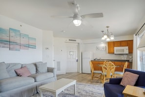 Deluxe Suite, 1 Bedroom | Iron/ironing board, free WiFi, bed sheets