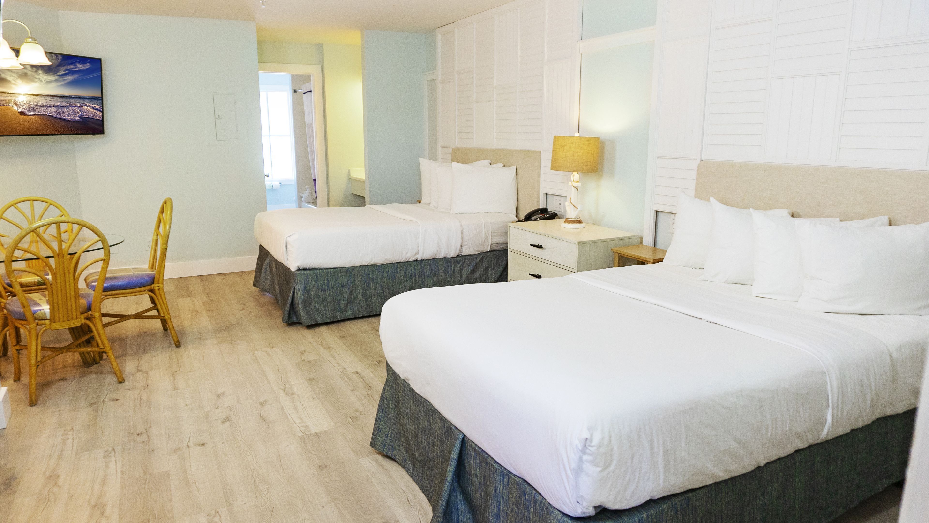 Tabla de planchar con plancha, wifi gratis y ropa de cama 