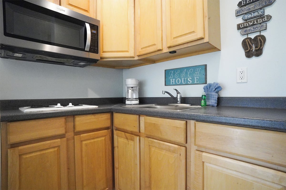 suite, 1 bedroom | private kitchen | mini-fridge, coffee/tea maker
