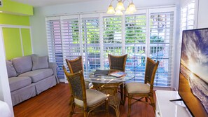 Deluxe Junior Suite | In-room dining