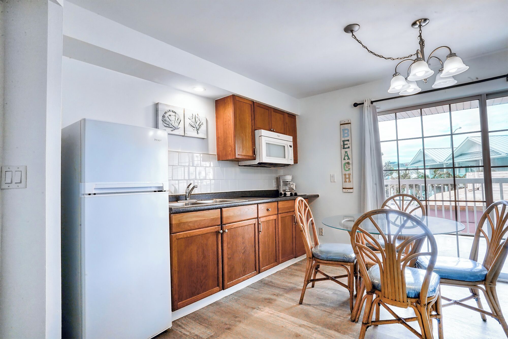 Deluxe Suite, 1 Bedroom | Private kitchen | Mini-fridge, coffee/tea maker