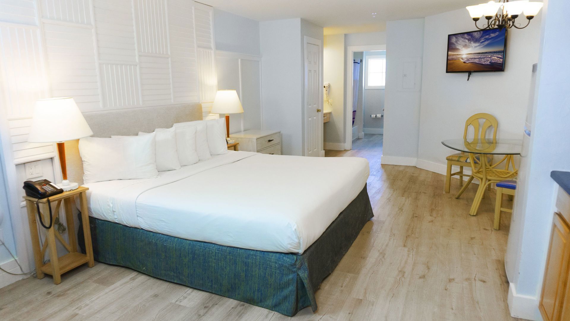 Tabla de planchar con plancha, wifi gratis y ropa de cama 