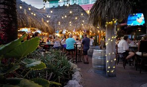 Outdoor dining - The Lighthouse Resort Inn & Suites (Fort Myers Beach)