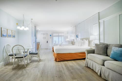 Estudi en suite Deluxe, 2 llits dobles | Planxa i posts de planxar, wifi gratuïta i roba de llit