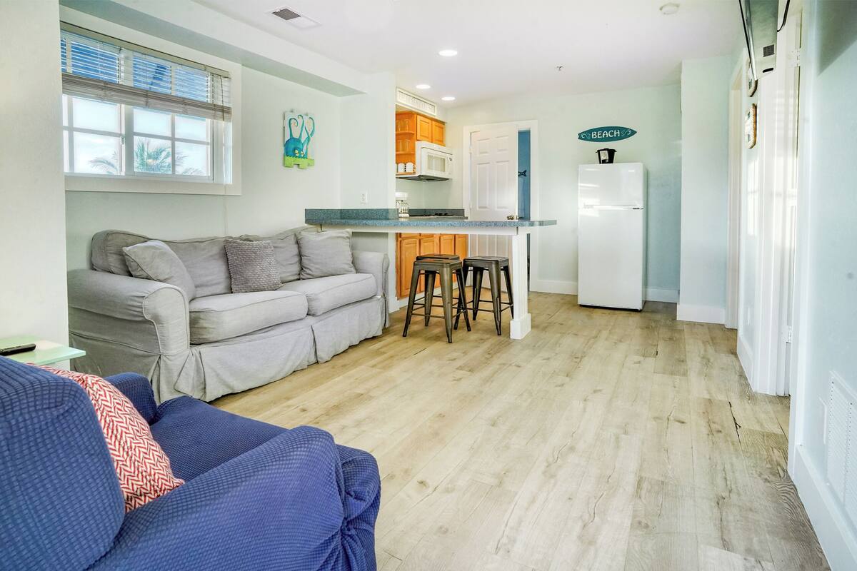 suite, 2 bedrooms | living area | 50-inch tv with cable channels