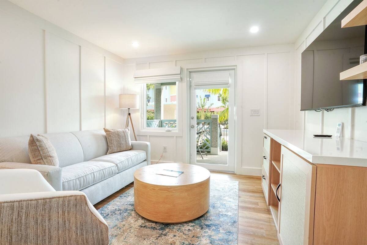 Offshore Luxury King, 1 Bedroom Suite (Family friendly, Not Pet Friendly) | Living area