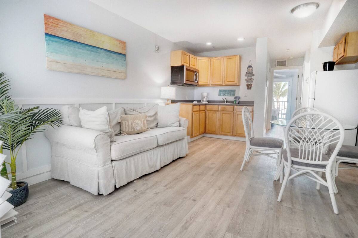 Suite, 1 Bedroom | Living area