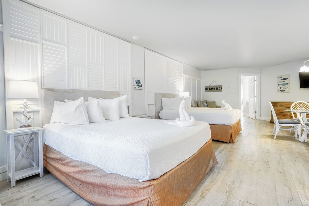 Suite estudio Deluxe, 2 camas matrimoniales | Tabla de planchar con plancha, wifi gratis y ropa de cama