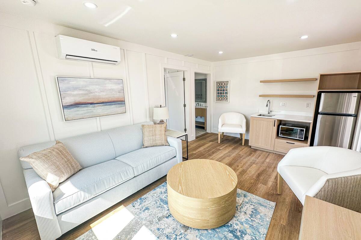 offshore king suite(family friendly, not pet friendly) | living area | 50-inch tv with cable channels