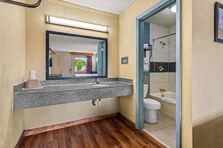 Desk, iron/ironing board, free WiFi, bed sheets. Econo Lodge Charlotte Airport Area