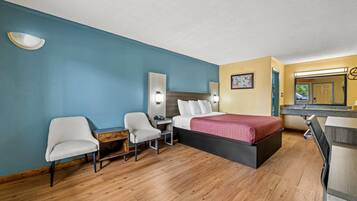 Escritorio, tabla de planchar con plancha, wifi gratis y ropa de cama