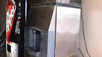 Tủ lạnh, lò vi sóng, dụng cụ pha cà phê/trà