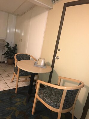 Fridge, microwave, coffee/tea maker - Red Carpet Inn (Hot Springs)