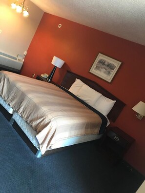 In-room safe, desk, iron/ironing board, free cribs/infant beds - Red Carpet Inn (Hot Springs)