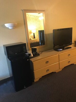 In-room safe, desk, iron/ironing board, free cribs/infant beds - Red Carpet Inn (Hot Springs)