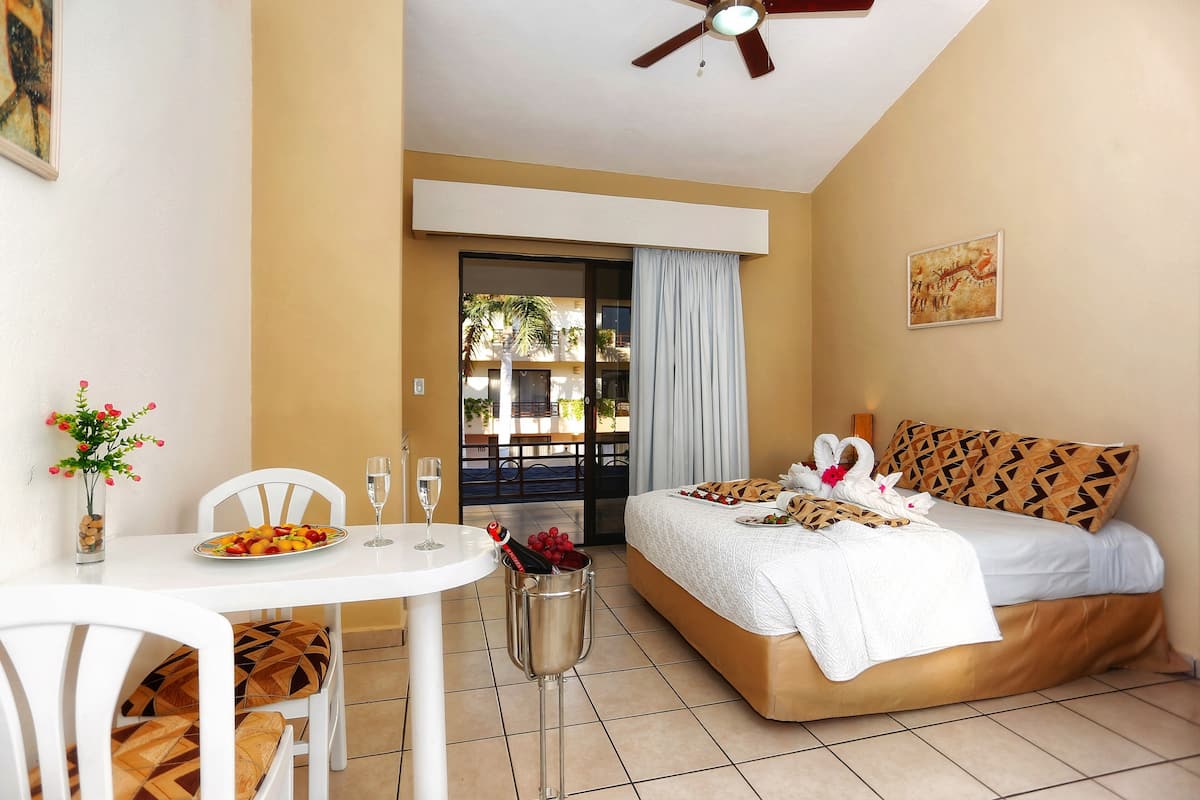 Studio, 1 Queen Bed | Minibar, blackout curtains, soundproofing, iron/ironing board