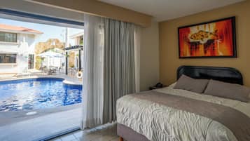 Suite Deluxe, 2 camas Queen size, planta baja | Ropa de cama de alta calidad y artículos del minibar gratis