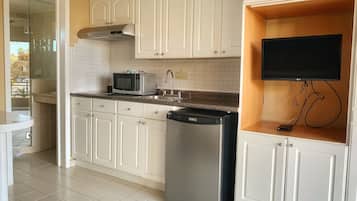 Family Room, 2 Bedrooms, Pool View | Private kitchen | Mini-fridge, microwave, dishwasher, rice cooker