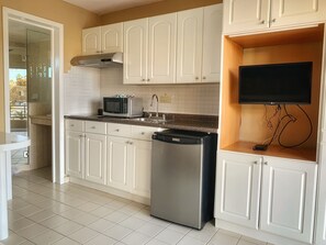 Family Room, 2 Bedrooms, Pool View | Private kitchen