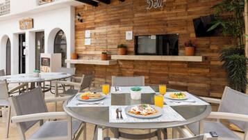 Se sirven desayunos y cocina regional, junto a la piscina