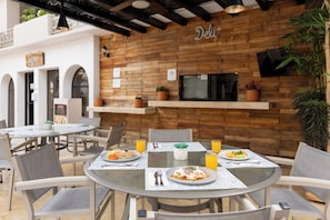 Se sirven desayunos y cocina regional; con vista a la alberca