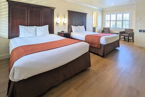Habitación estándar, 2 camas de matrimonio, no fumadores | Ropa de cama de alta calidad y escritorio