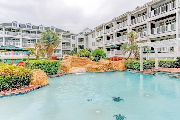 2 albercas al aire libre, acceso de 08:00 a 22:00, y camastros