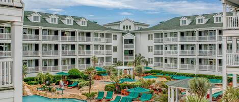 Safe på rommet, blendingsgardiner og strykejern/-brett