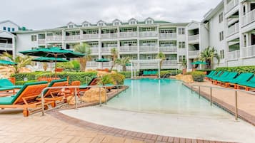 2 piscines extérieures, chaises longues