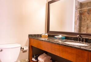 Superior Room | Bathroom | Combined shower/bathtub, hair dryer, towels