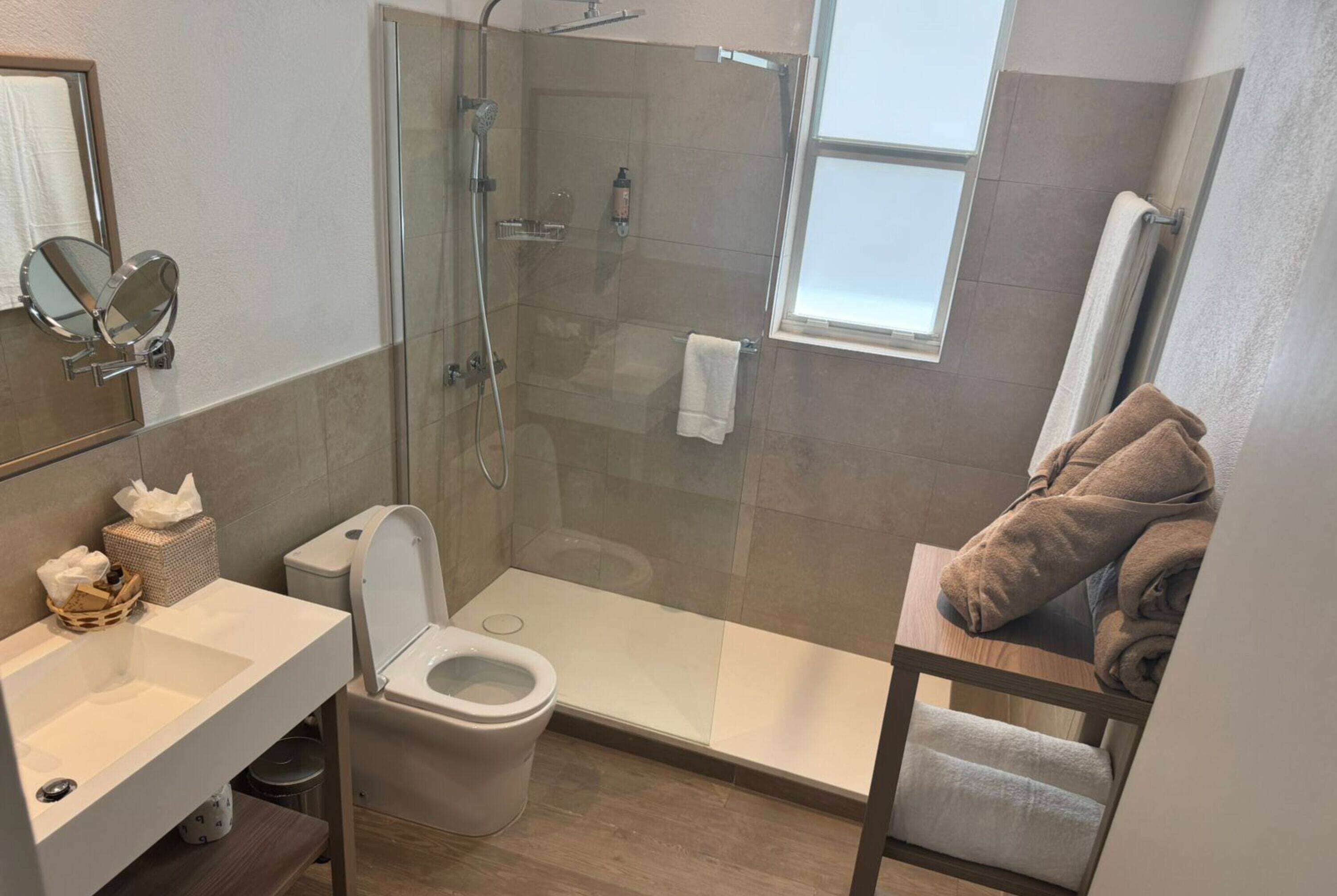 studio, 2 queen beds, poolside | bathroom | shower, hair dryer, towels