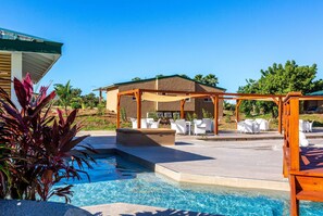 Swim-up bar