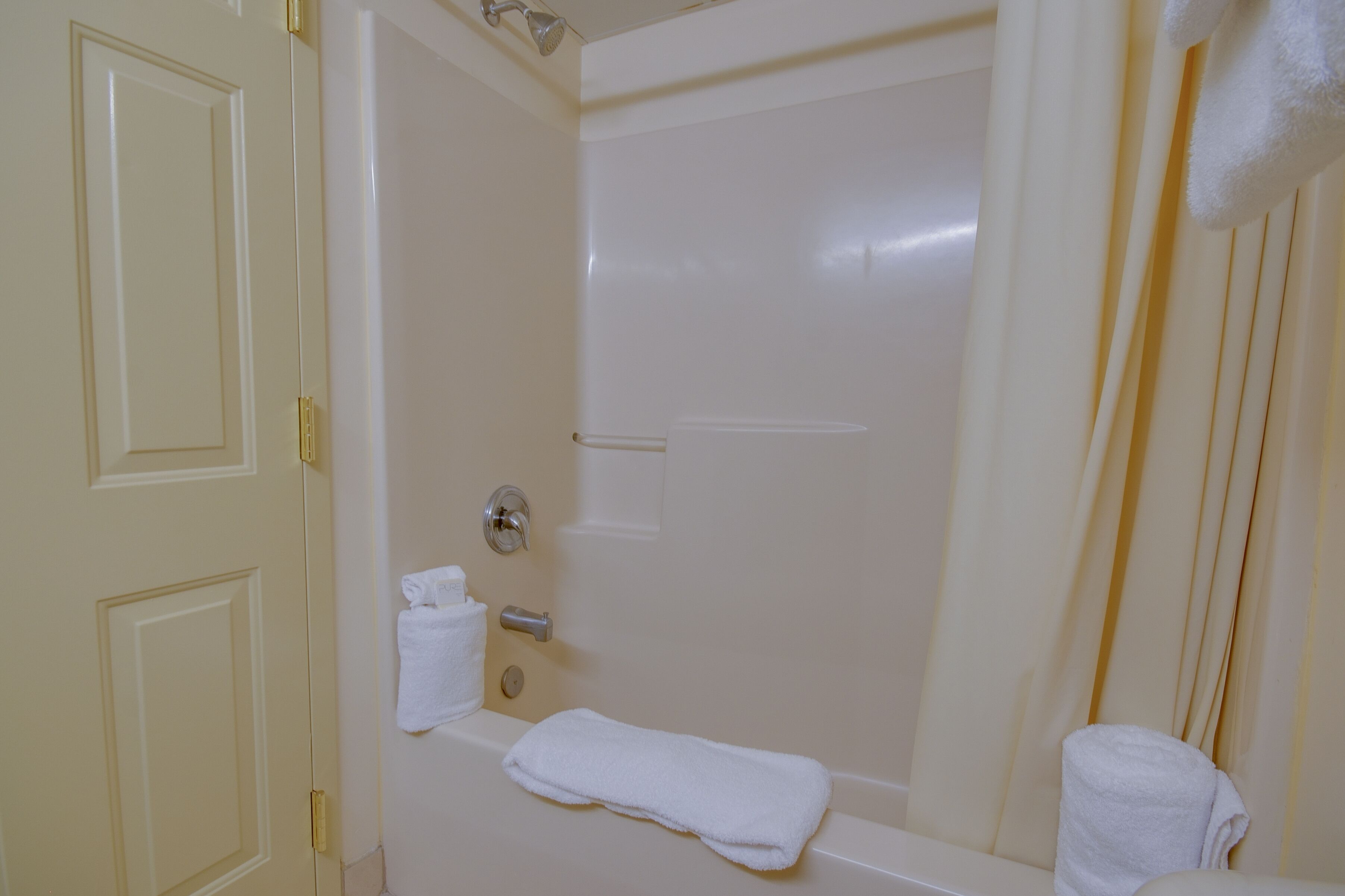 combined shower/bathtub, free toiletries, hair dryer, towels