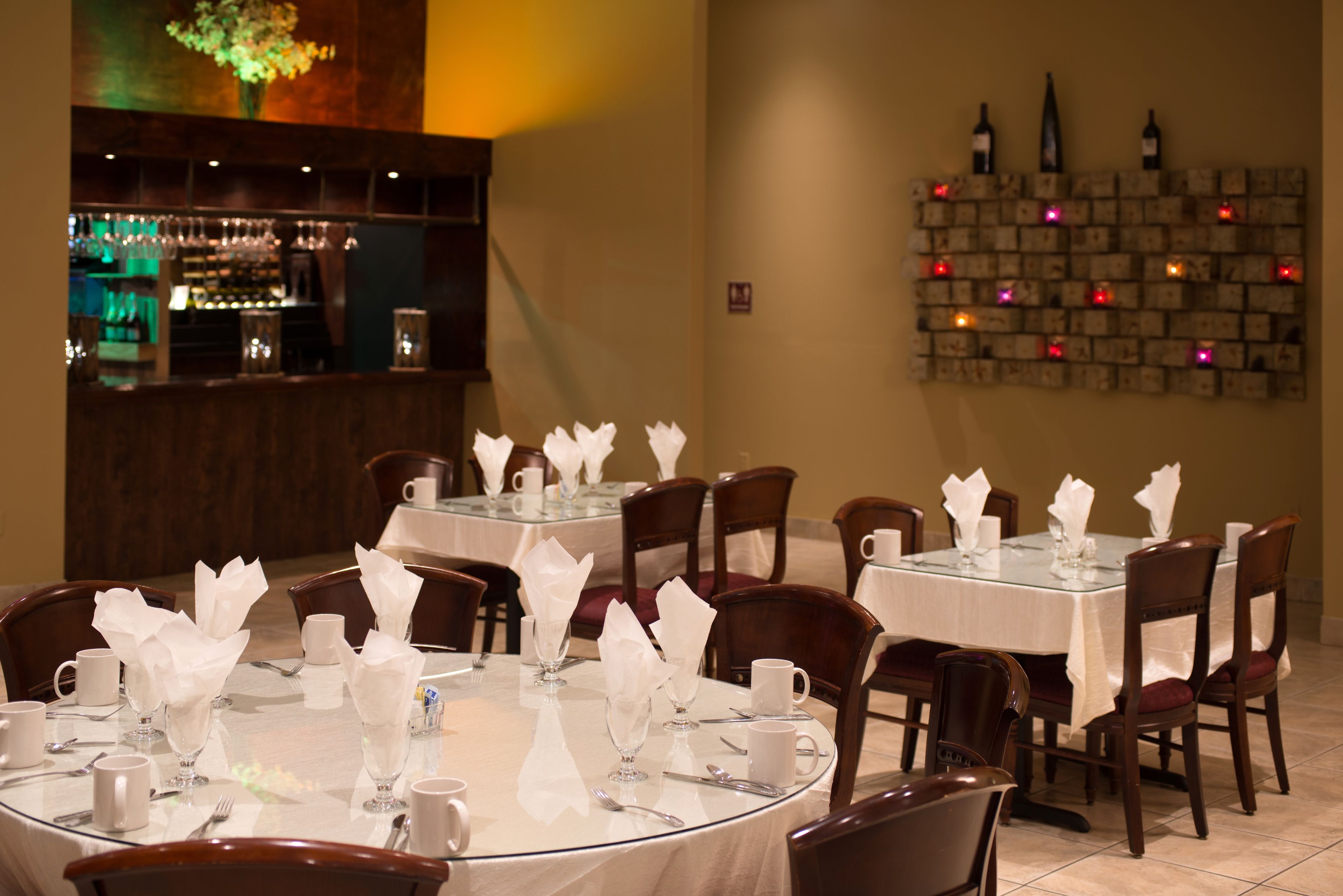 4 restaurants, lunch, dinner served; italian cuisine