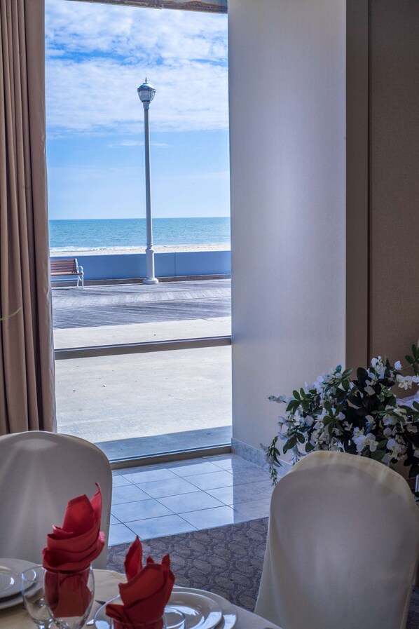 Un comedor con vista a la playa y al océano.